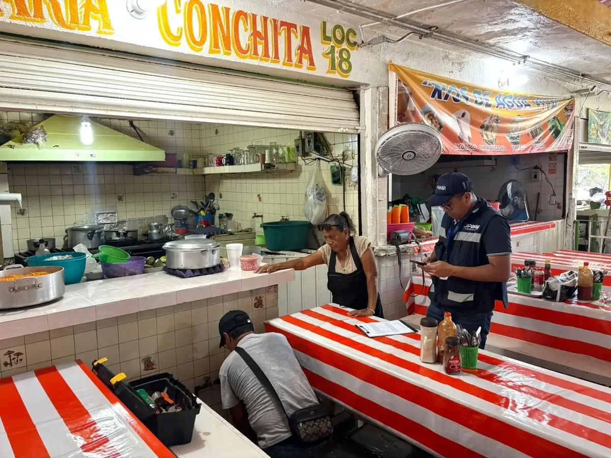 Medidores inservibles son reemplazados para garantizar una facturación justa a los establecimientos comerciales.