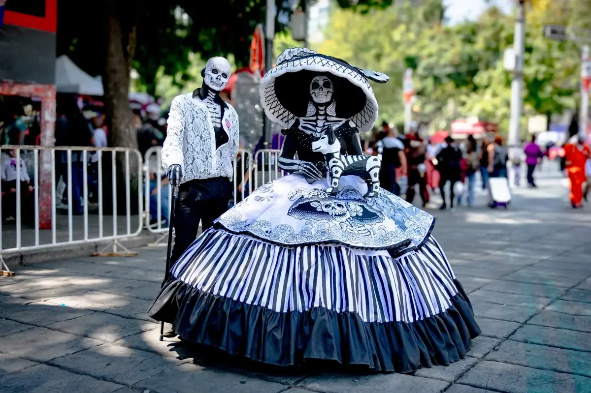 La Mega Procesión de Catrinas 2026 reafirma la importancia cultural del Día de Muertos en la capital mexicana.