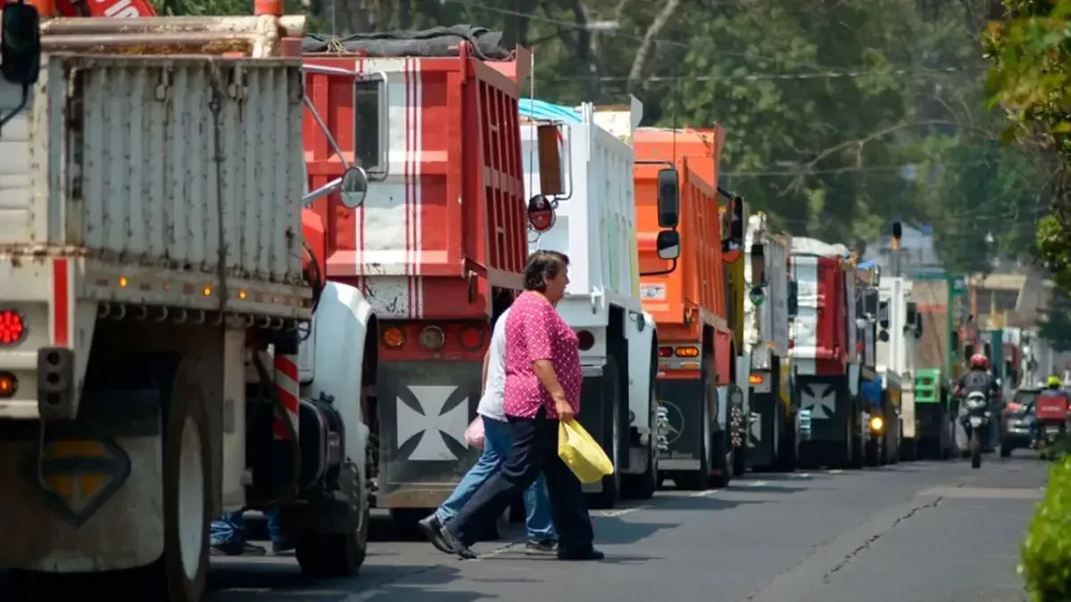 Miles de transportistas exigen mayor seguridad y apoyos económicos en el centro de la capital.