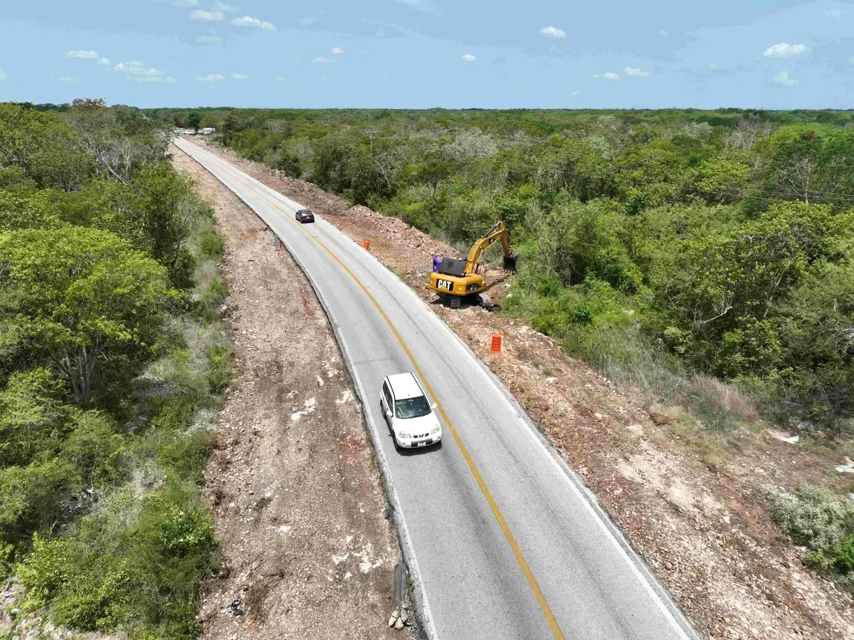 La carretera Mérida-Celestún está siendo renovada para mejorar la movilidad y la seguridad vial.