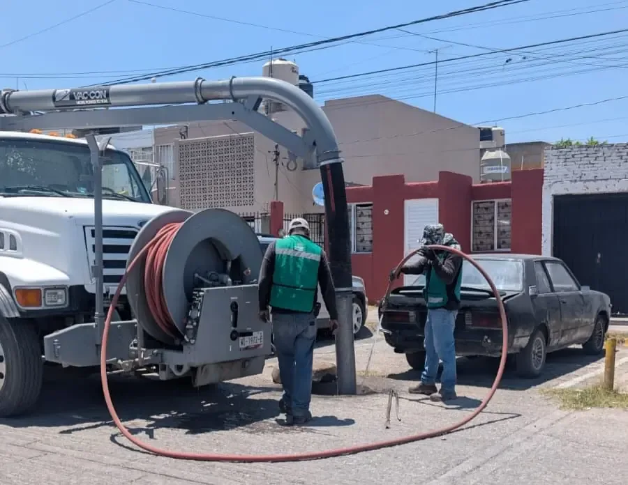 Los trabajos de limpieza en redes sanitarias buscan proteger a las familias y mejorar la infraestructura de la zona metropolitana.