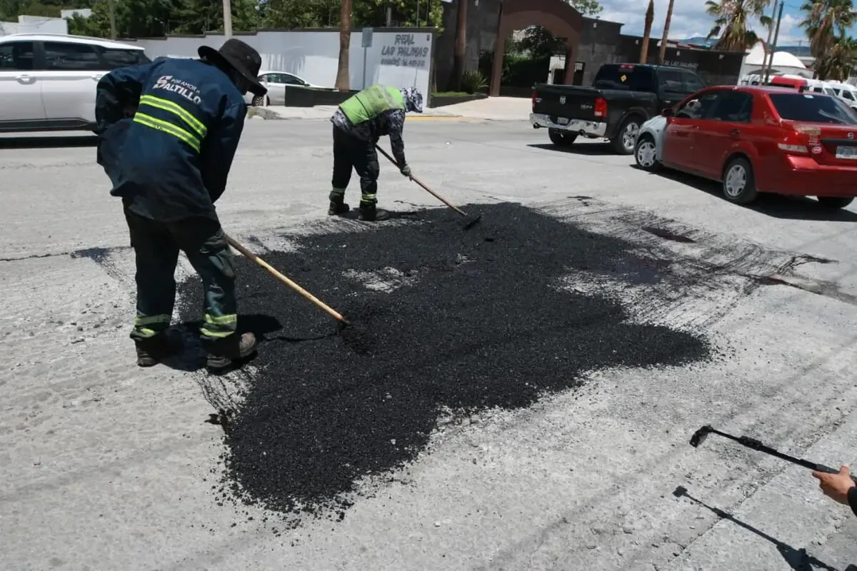 La reparación de pavimentos en arterias principales busca beneficiar la circulación de automovilistas y peatones.