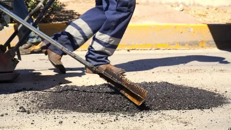 El Gobierno Municipal inicia bacheo en varias colonias para mejorar la infraestructura vial.