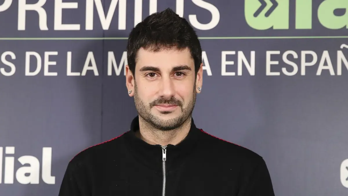El cantante comparte cómo su niñez y familia influyeron en su carrera musical.