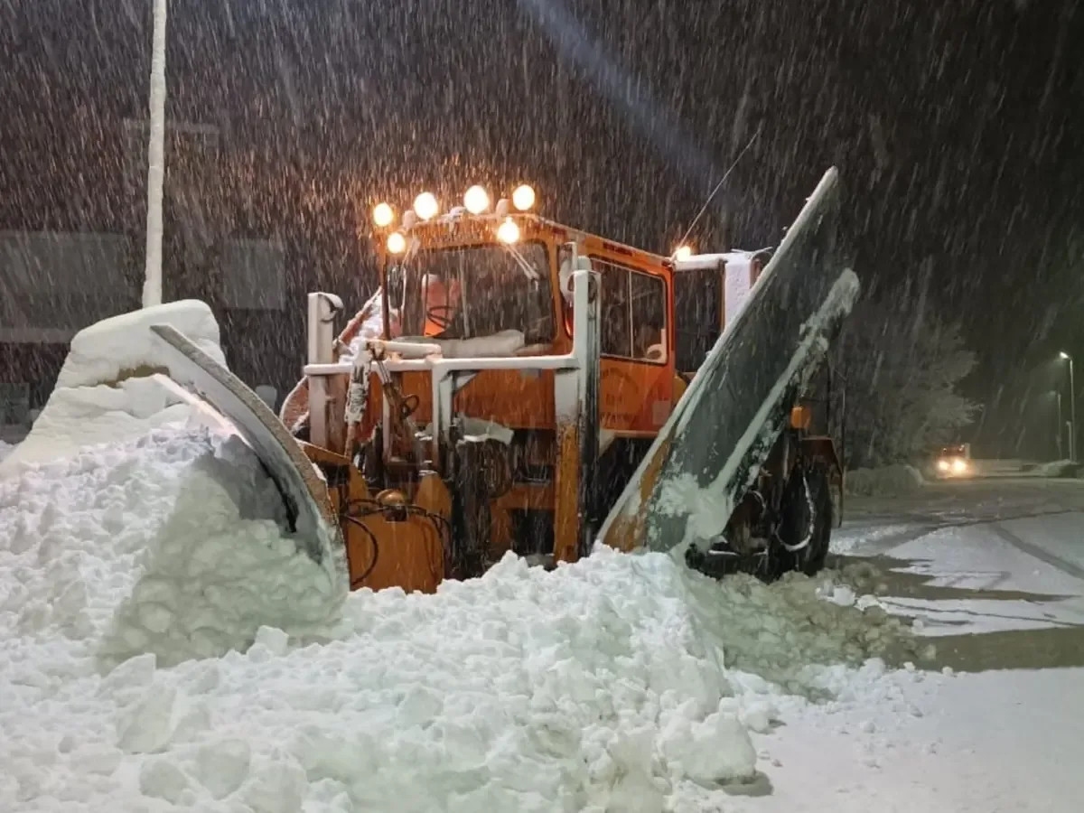 Un fuerte temporal de nieve obliga a cerrar rutas en Mendoza y a rescatar personas varadas.