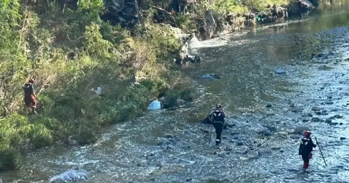 Operativos de rescate se intensifican en el canal de Topo Chico tras la desaparición de un adolescente.