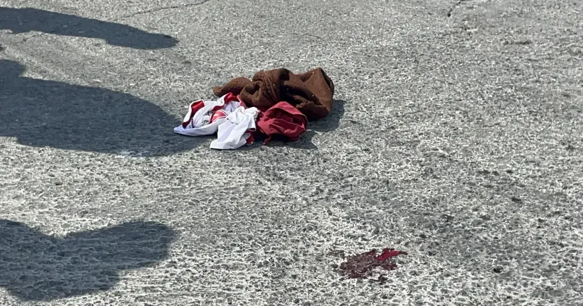 Un choque entre una motocicleta y un camión dejó a dos jóvenes heridos graves en la colonia Satélite Sur de Saltillo.