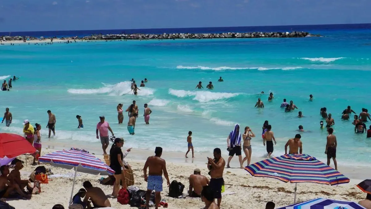 La oferta de asientos a destinos turísticos se reduce, afectando el turismo en México.