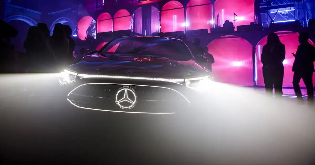 La nueva versión del CLA se ofrece en configuraciones híbrida y eléctrica, destacando su tecnología avanzada.