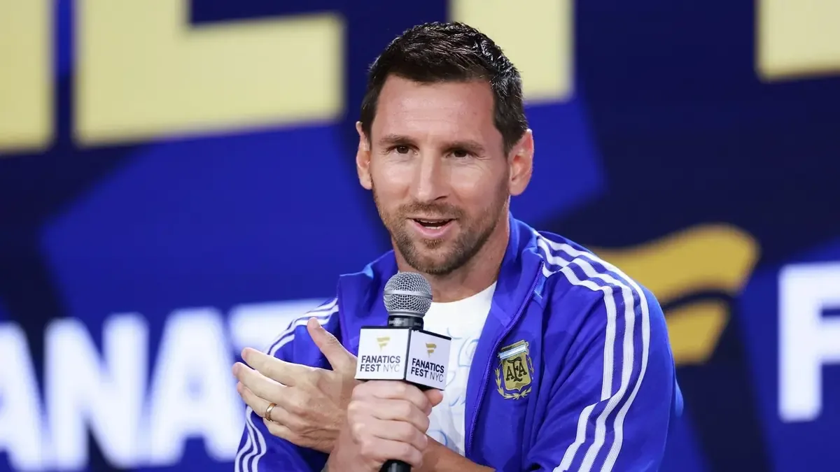 El futbolista argentino reflexiona sobre su formación académica y el valor de la educación.