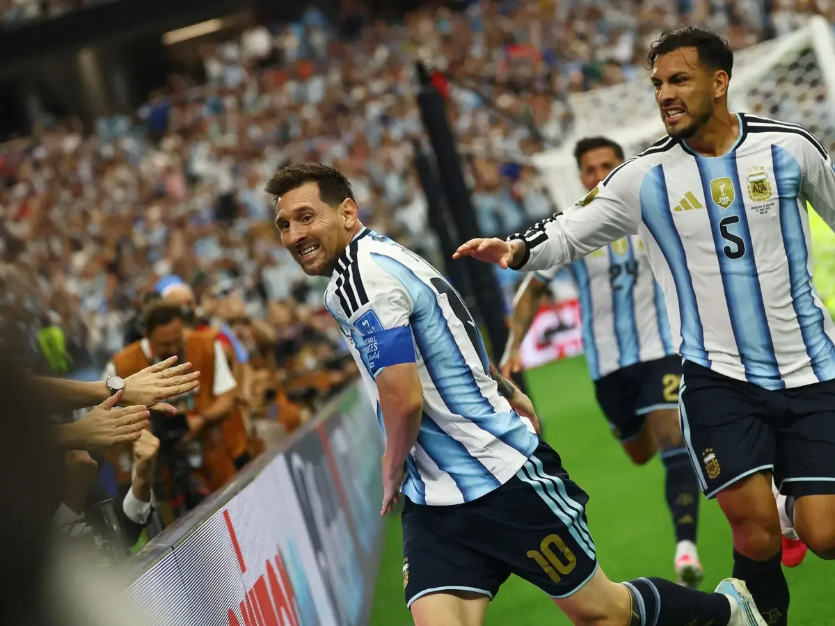 La Selección Argentina se asegura un lugar en la siguiente fase del torneo gracias a los dos goles de su estrella Lionel Messi.