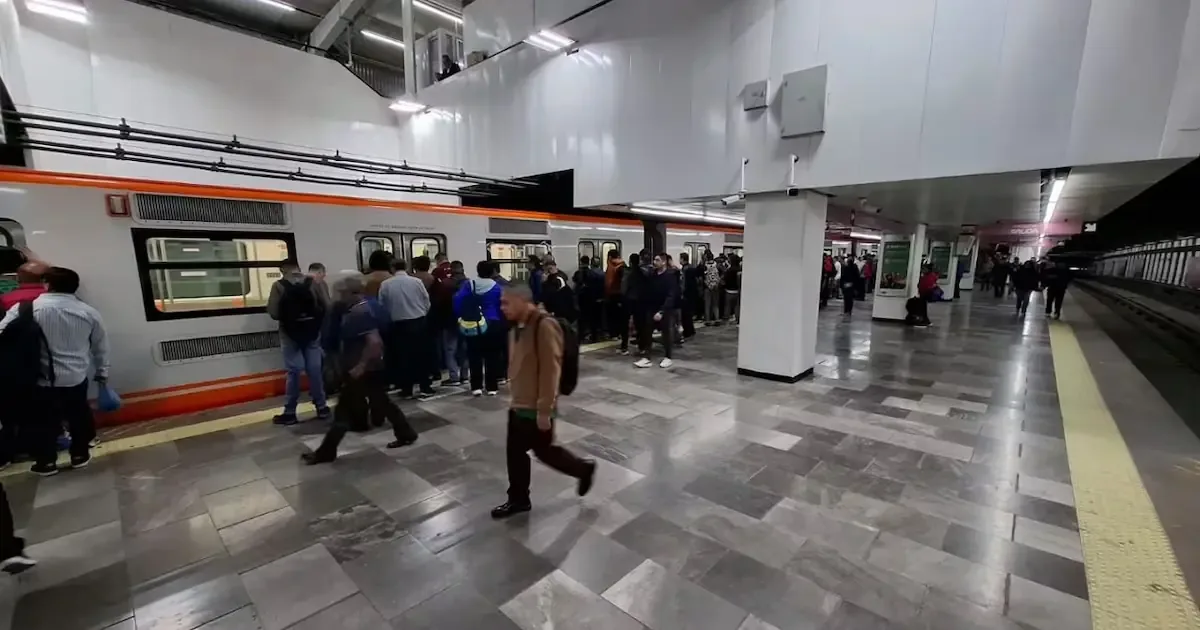 Aumentan los tiempos de espera en el Metro de la CDMX, mientras el Metrobús se mantiene operativo y sin desvíos.