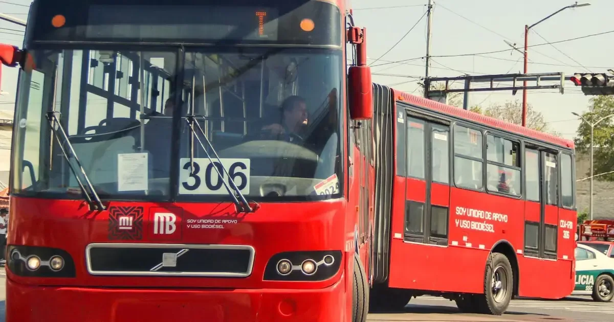 Todas las rutas del Metrobús en la Ciudad de México ofrecen servicio regular.