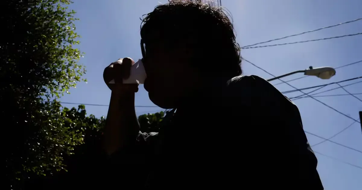 La ola de calor en Mexicali ha llevado las temperaturas a niveles extremos, poniendo en riesgo la salud de la población.