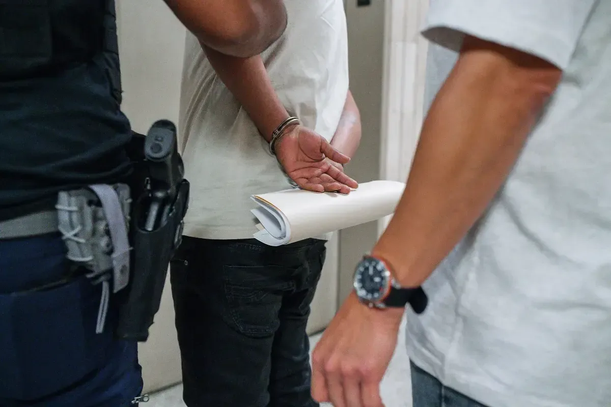 Testimonios revelan abusos y condiciones inhumanas en detenciones.