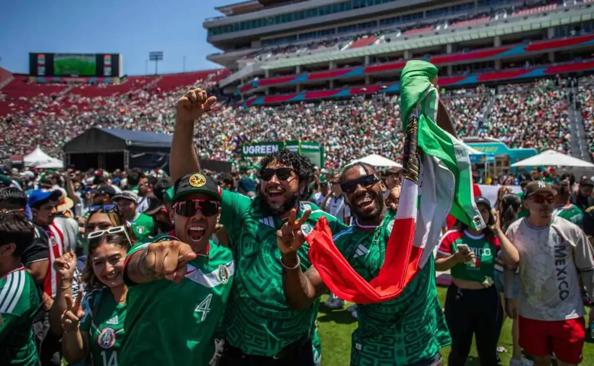 La selección mexicana venció a Sudáfrica, desatando celebraciones en varias ciudades de Estados Unidos.
