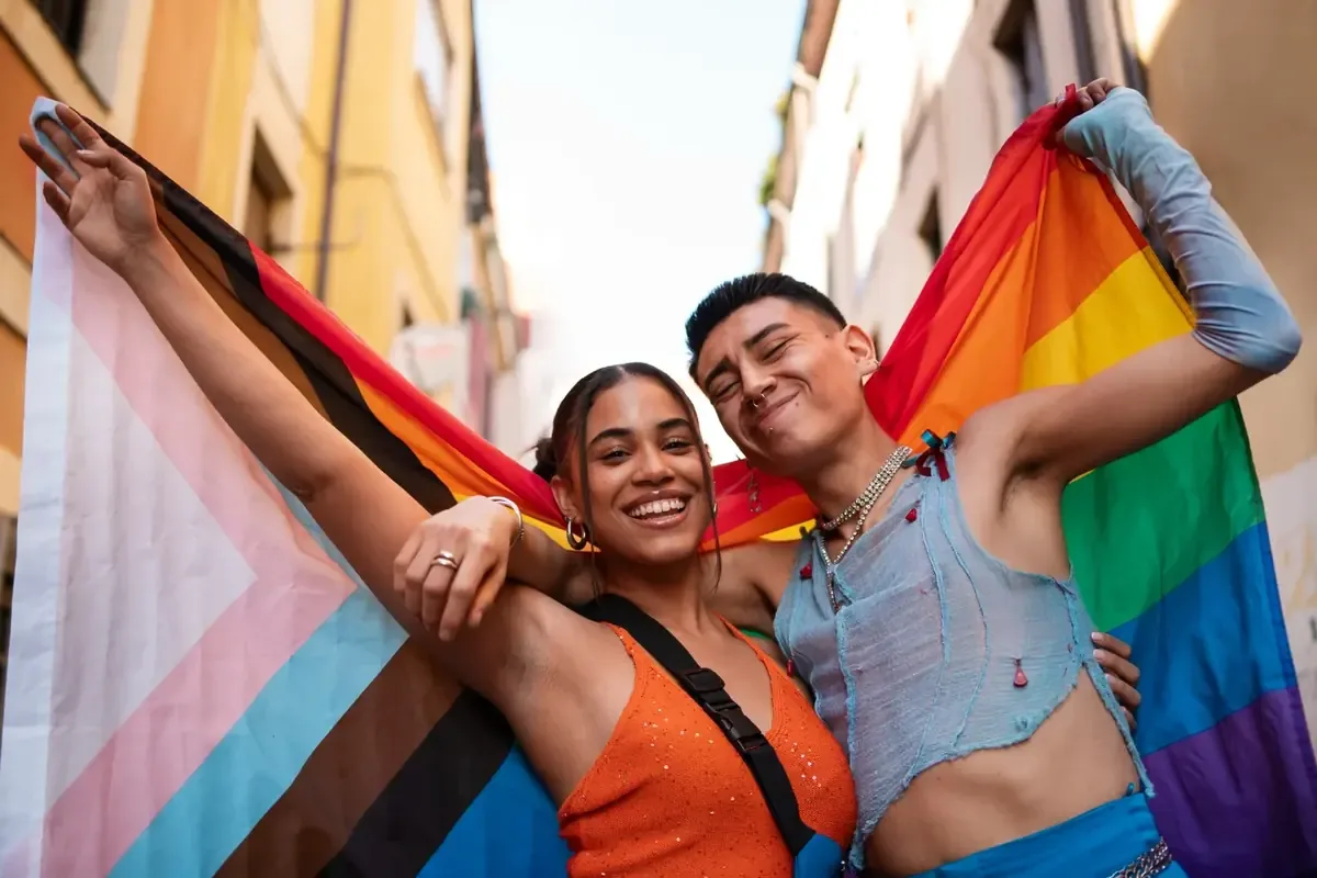 Facilidades para la comunidad LGBT+ en el exterior impulsan sus derechos y mejoran trámites consulares.