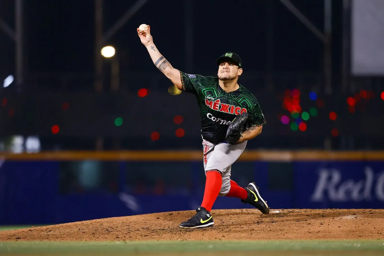 Michael Wielansky de México Rojo celebra tras su destacada actuación en la serie.