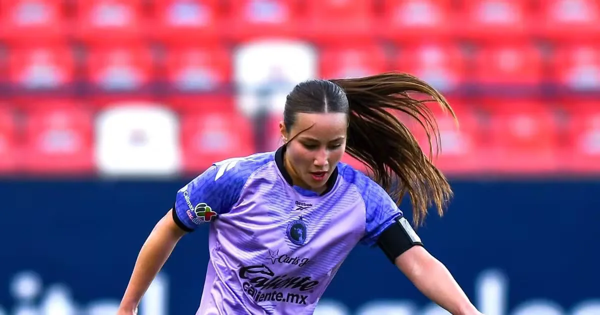 Michel Fong, capitana más joven de Xolos Femenil durante un partido.