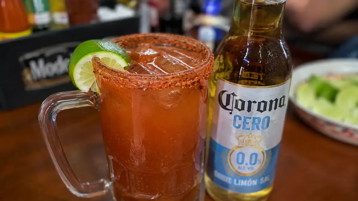 El consumo de micheladas sin alcohol avanza entre jóvenes que buscan alternativas más saludables.