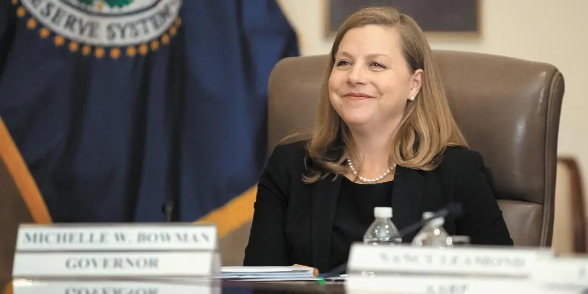 Michelle Bowman, vicepresidenta de la Reserva Federal, en foro sobre política monetaria.
