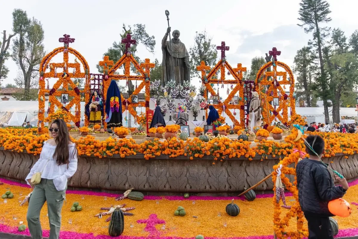 La celebración de Noche de Muertos en Michoacán promueve el patrimonio cultural y turismo en la región.