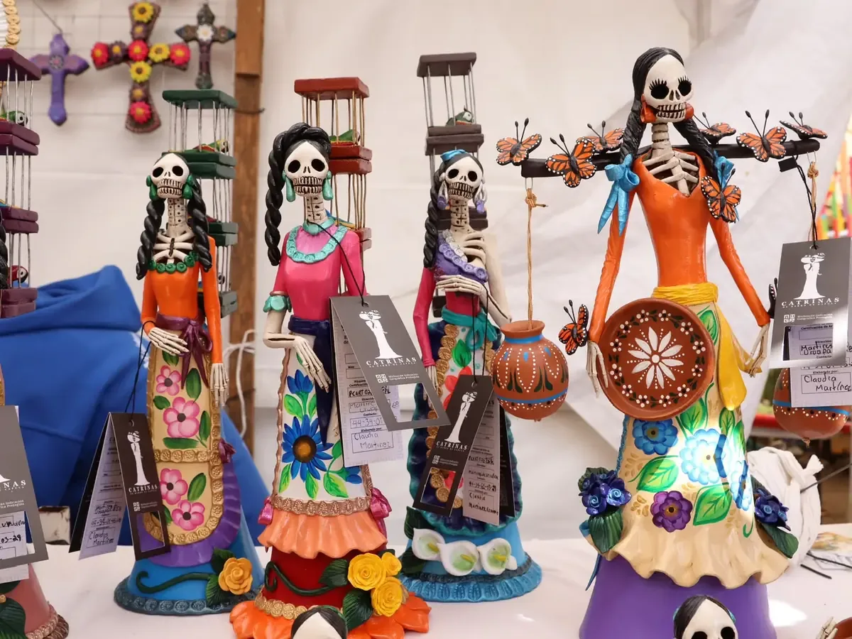 Artesanos de Pátzcuaro y Capula muestran su trabajo en la Noche de Muertos, atrayendo turismo.
