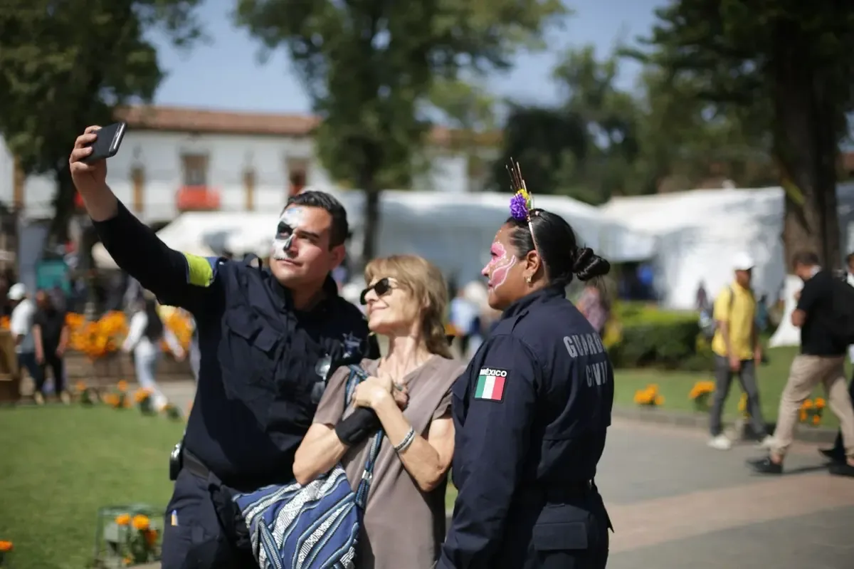 Un operativo especial busca garantizar seguridad y tranquilidad durante las festividades de Noche de Muertos.