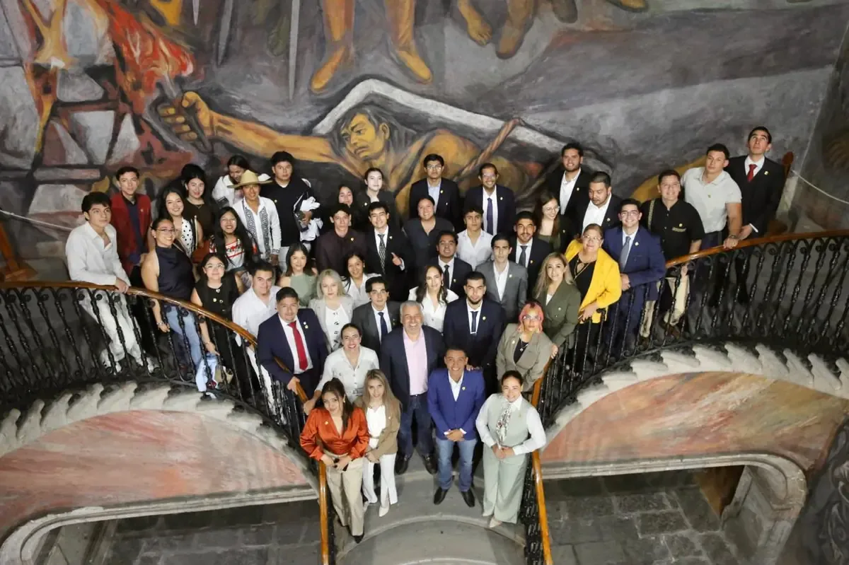 El gobernador Alfredo Ramírez Bedolla resalta logros y autonomía indígena en encuentro con jóvenes líderes.
