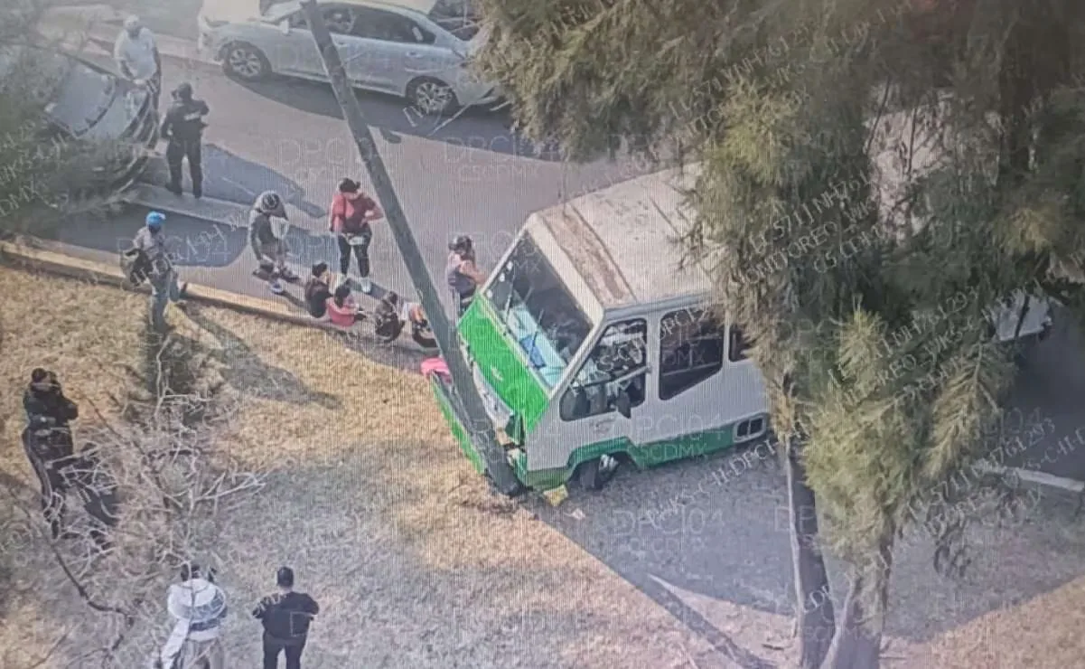 Microbús choca contra un poste en Iztapalapa, ocho personas heridas.