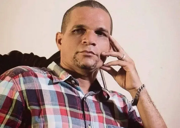 Eddy Sosa presenta una colección de microrrelatos que exploran la condición humana a través del humor y la reflexión.