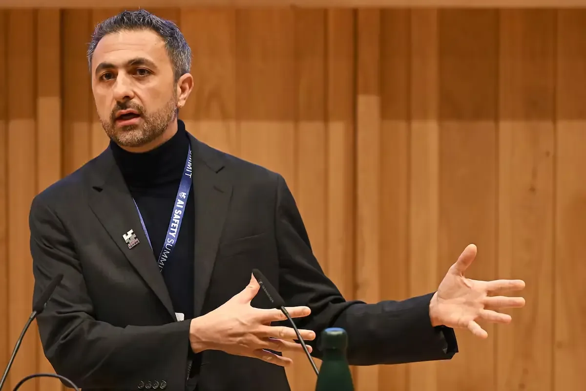 Mustafa Suleyman, de Microsoft, afirma que la IA sin regulación podría amenazar la humanidad.