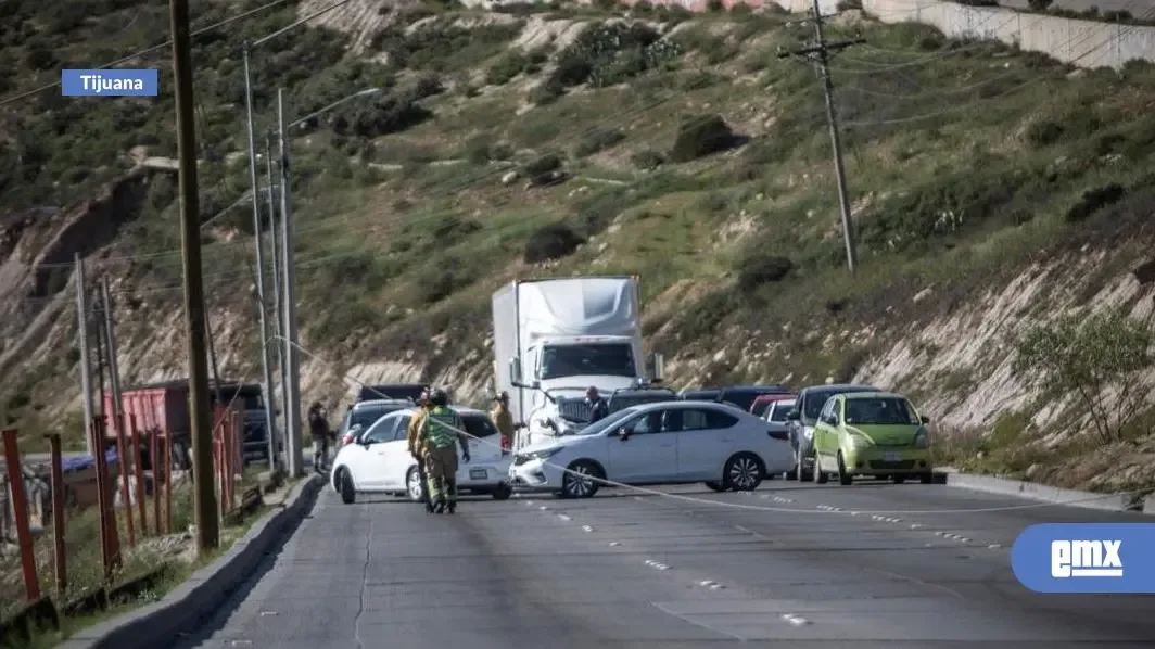 Miembros del Cuerpo de Bomberos atienden la emergencia en Tijuana.
