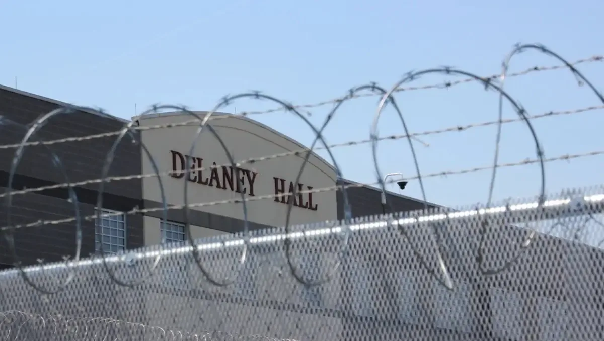 Detenidos exigen la clausura de Delaney Hall y el apoyo de la gobernadora.