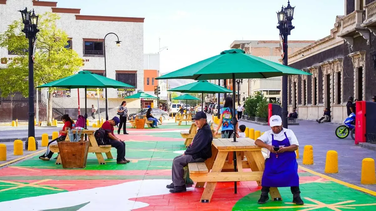 Migrantes participan en iniciativas de urbanismo en busca de inclusión social.