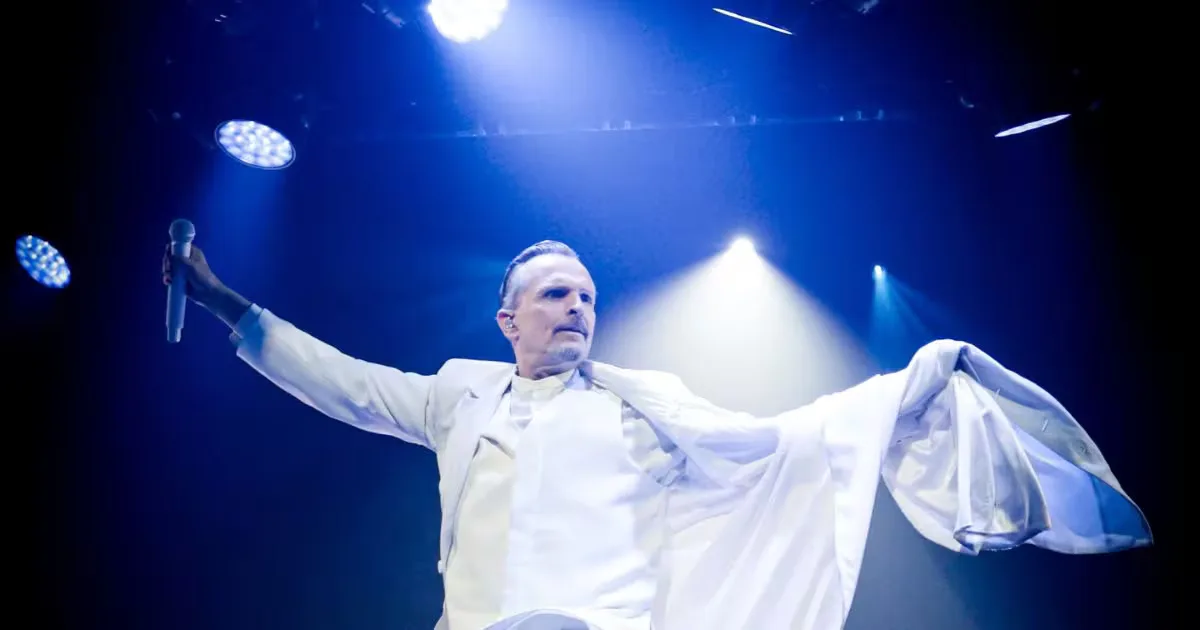 Miguel Bosé durante su aparición emotiva en el Teatro de los Insurgentes en CDMX.