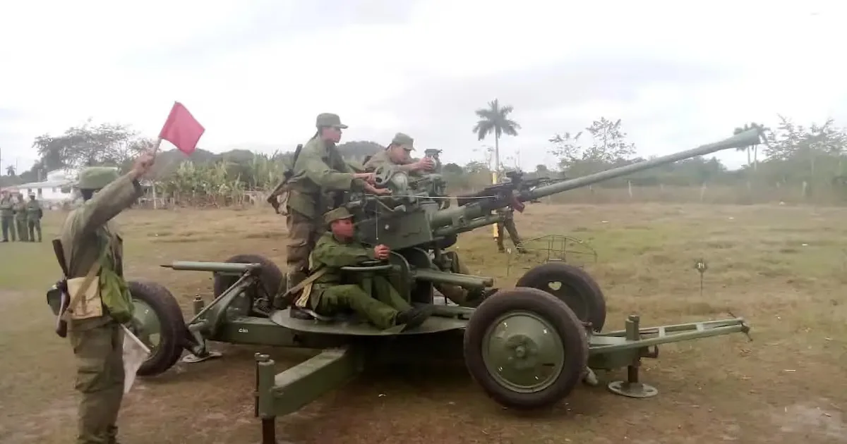 Miguel Díaz-Canel supervisando ejercicios militares defensivos en Cuba.