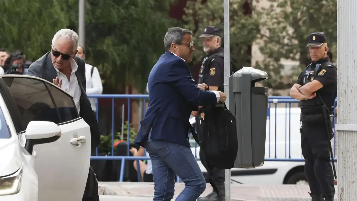 El expresidente de la Diputación de Badajoz califica las imputaciones como infundadas y defiende su inocencia.
