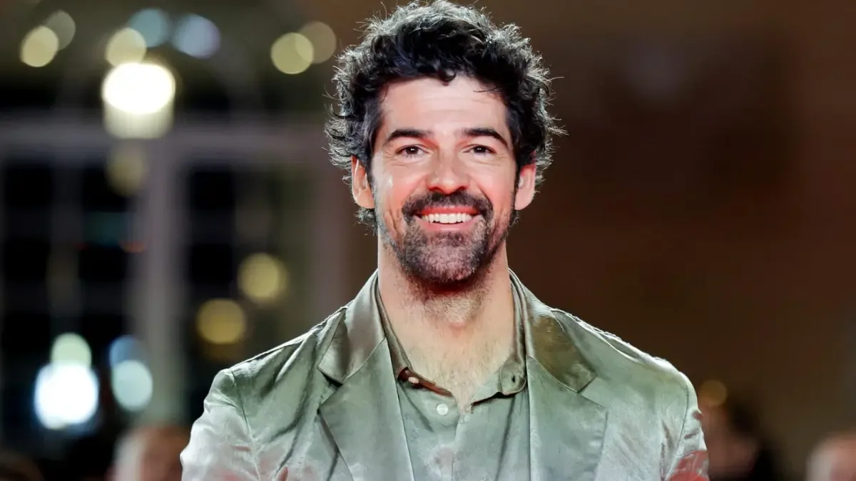El actor regresa al teatro tras la muerte de su madre, con un nuevo proyecto que le brinda apoyo emocional.
