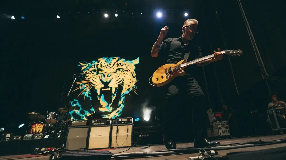 La actuación de Social Distortion fusionó nostalgia y energía en un ambiente festivo.