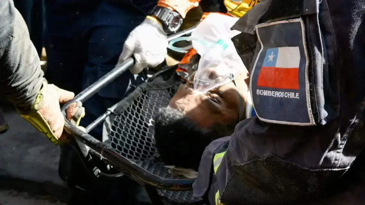 Hernán Gil fue encontrado con vida en un edificio colapsado tras fuertes sismos en La Guaira.
