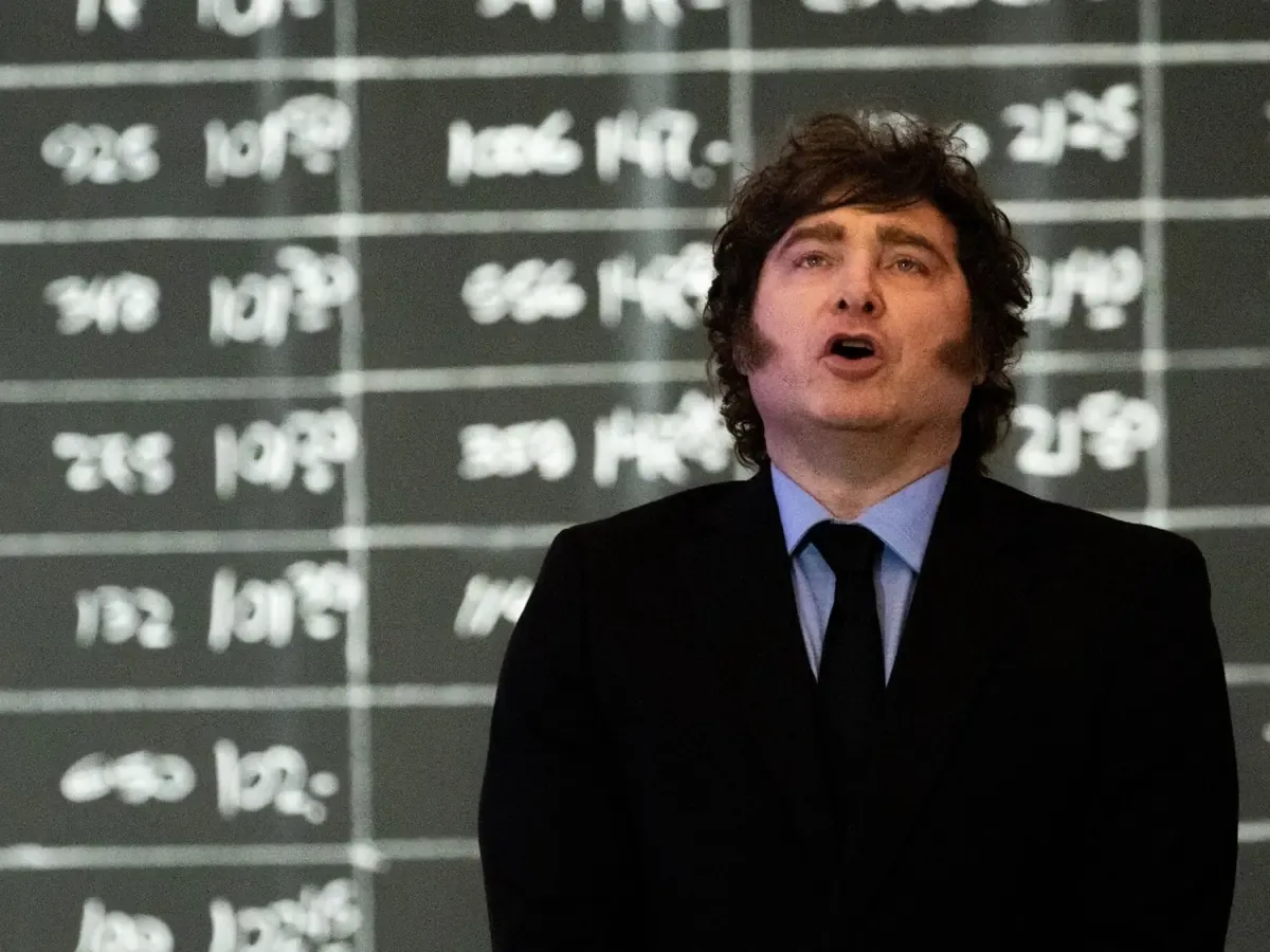El presidente argentino Javier Milei anunció su intención de reelección mientras debatía políticas económicas en un evento empresarial.