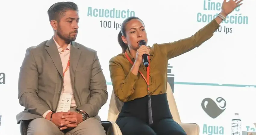 La alcaldesa presentó en un foro nacional logros en la gestión del agua y en trámites digitales.