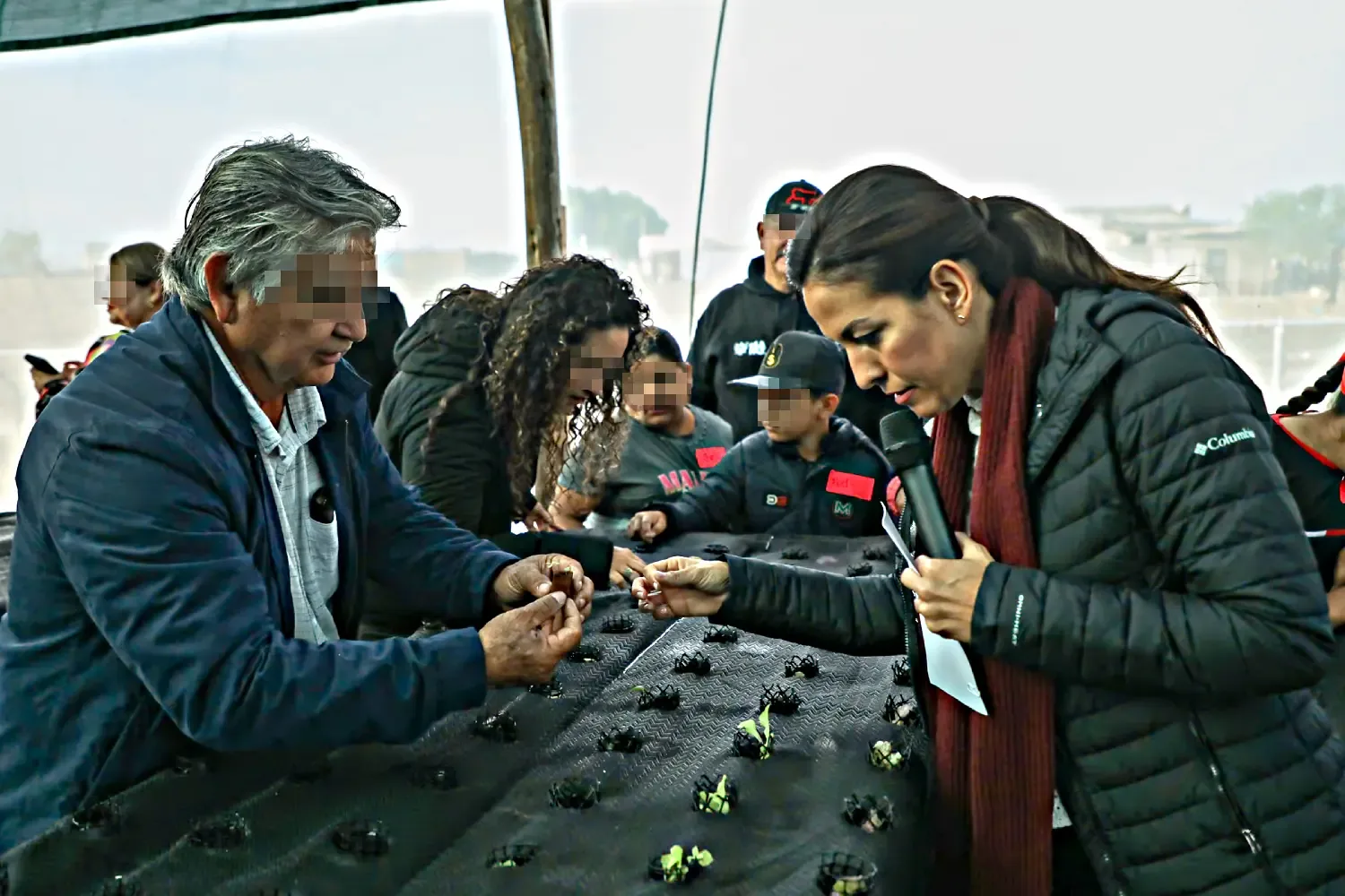 Milena Quiroga en la inauguración del huerto comunitario en Puerto Chale.