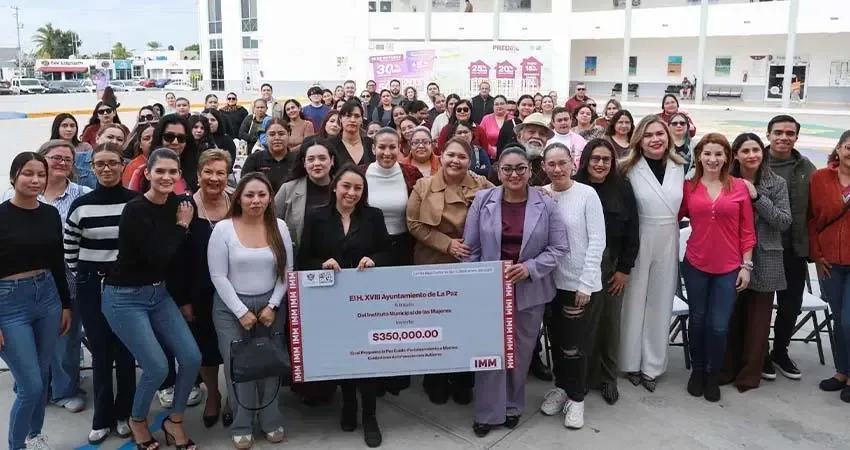 Milena Quiroga entrega apoyos a madres cuidadoras en La Paz, Baja California Sur.