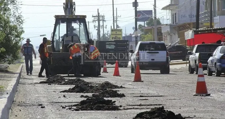 Milena Quiroga presenta avances en infraestructura vial durante conferencia.