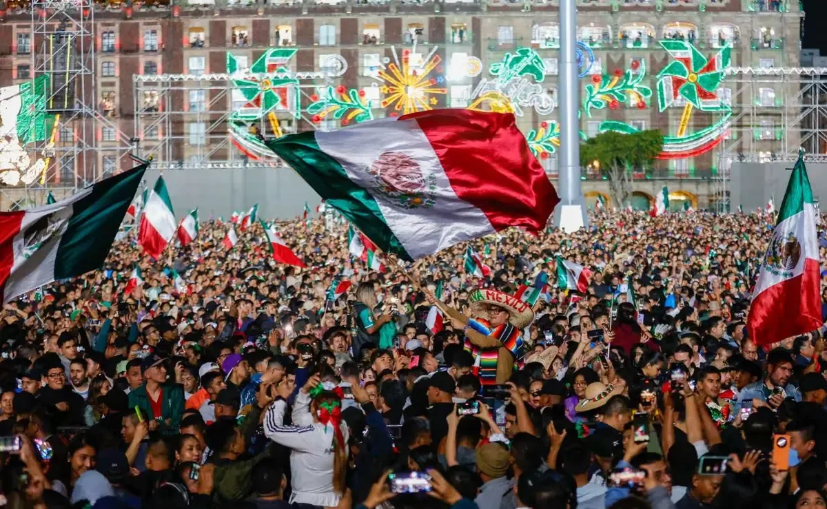 Miles de personas se reúnen en el Zócalo para celebrar el Grito de Independencia con música y actividades culturales.