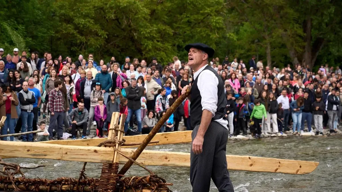 Miles de asistentes se reunieron para homenajear la tradición fluvial con música, danzas y novedades en la construcción de almadías.