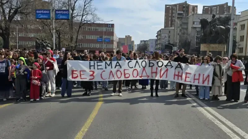 Miles de manifestantes exigen acción efectiva contra el feminicidio en el Día Internacional de la Mujer.