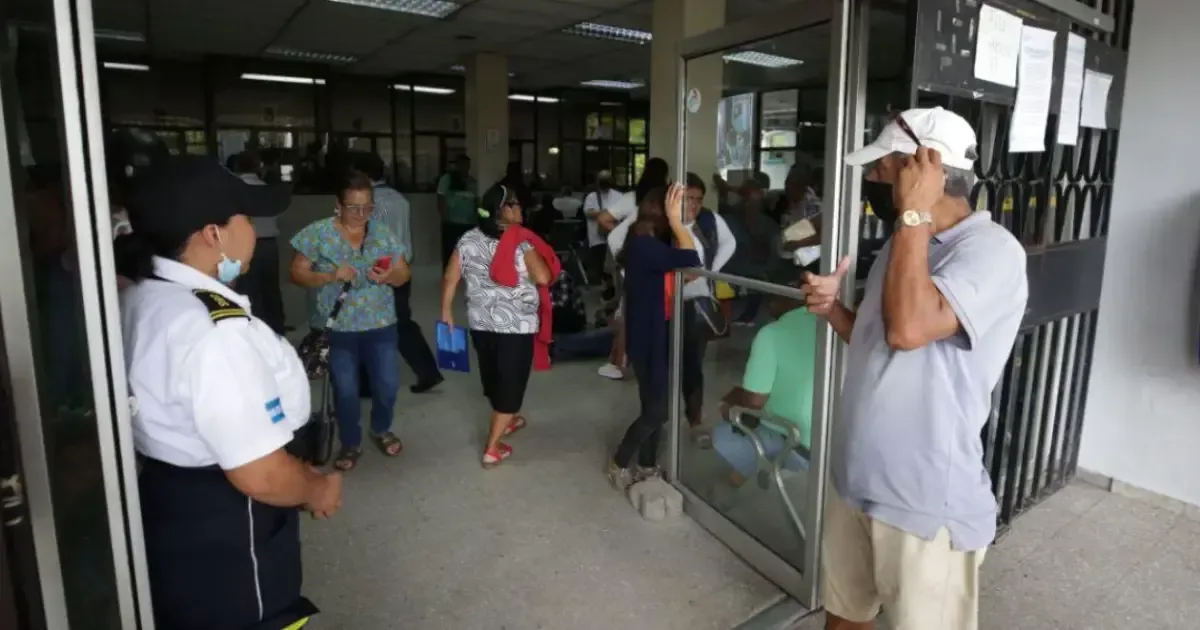 Miles de pacientes enfrentan retrasos en su atención médica por falta de insumos.